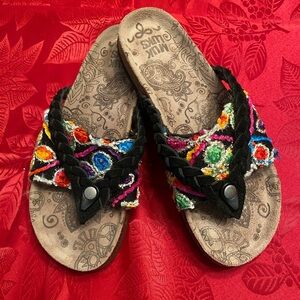 Muk Luk Elaine Thong Sandal in Bright colors - Size 9